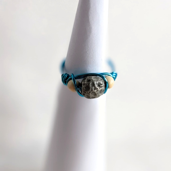 Blue ring with grey textured bead - Picture 1 of 1